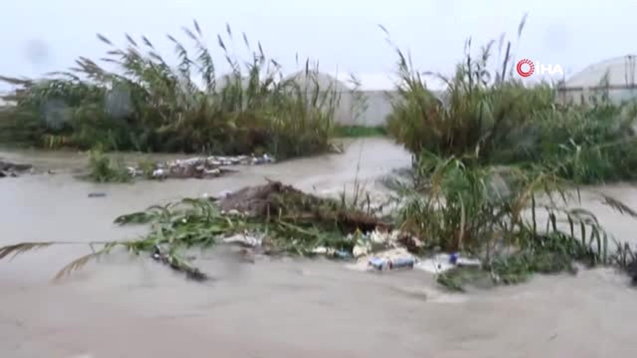 Mersin'de Yağmur Suları Tahliye Ediliyor, Su Ka...