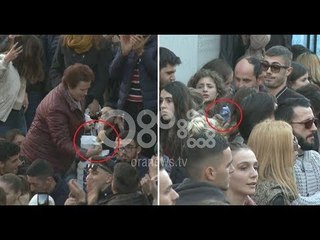 Ora News - Qytetarët solidarizohen me studentët, shpërndajnë ujë dhe ushqim