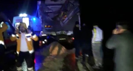 Diyarbakır'da Yolcu Otobüsü ile Kamyon Çarpıştı: Ölü ve Çok Sayıda Yaralı Var