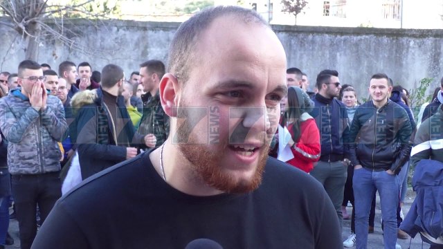 BOJKOTOHET MESIMIT EDHE NE RRETHE, STUDENTET DALIN NE RRUGE - News, Lajme - Kanali 7