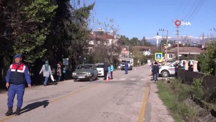 Öğrencilerden Sürücüleri Afişli Uyarı