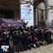 À genoux, ces manifestants affichent leur soutien aux lycéens de Mantes-la-Jolie