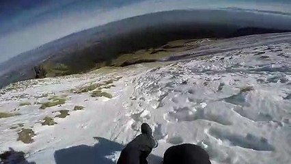 Un grimpeur attrape une femme emportée par la pente !