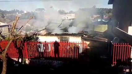 Casa é destruída por incêndio no Bairro Guarujá