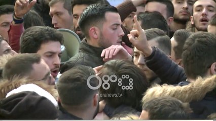 Ora News - Studentët përplasen me pedagogun e Organizatës Politike, i ndërpresin fjalën