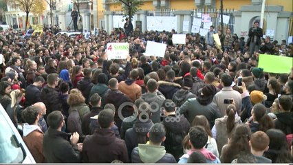 Ora News - Qytetari nga Mirdita i bashkohet protestës: Ku janë milionat e taksave tona?
