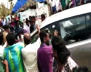 கஜா சேதத்தை பார்வையிட வந்த அமைச்சர் ஓ.எஸ்.மணியனின் காரை தாக்கிய கிராம மக்கள்-வீடியோ