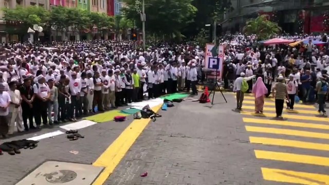 Anti-ICERD rally-goers hit pause to perform Zohor prayers