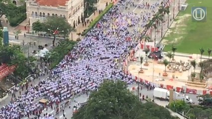 Solat Zohor berjemaah di Dataran Merdeka