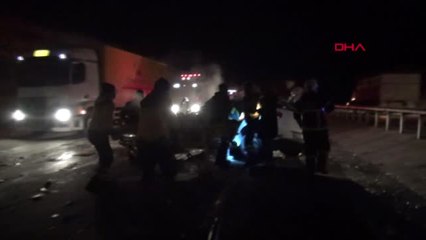 Kütahya Kamyona Çarpan Otomobilde Baba Öldü, Anne ile Oğlu Yaralı