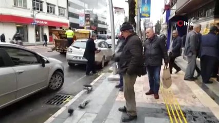 Güvercinleri Avucunda Besliyor