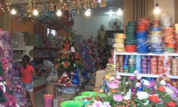 Pernak-Pernik Natal Laris Manis Diserbu Pembeli di Manado