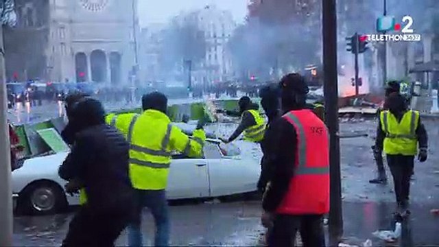 Gilets jaunes : Les syndicats de policiers inquiets après avoir trouvé des machettes - Regardez