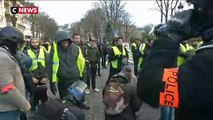 Les Gilets Jaunes en marche sur les Champs-Elysées