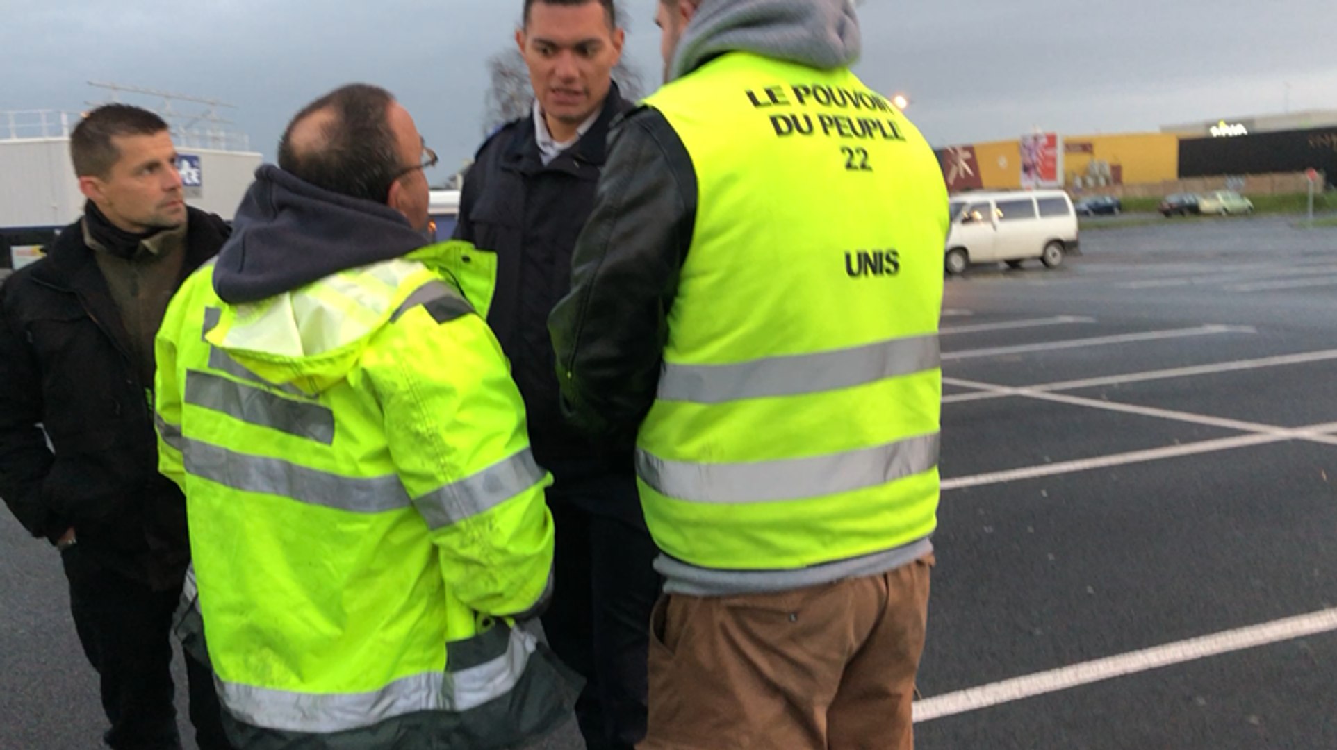 Les Gilets Jaunes De Saint Brieuc Discutent Avec Le Patron De Leroy Merlin