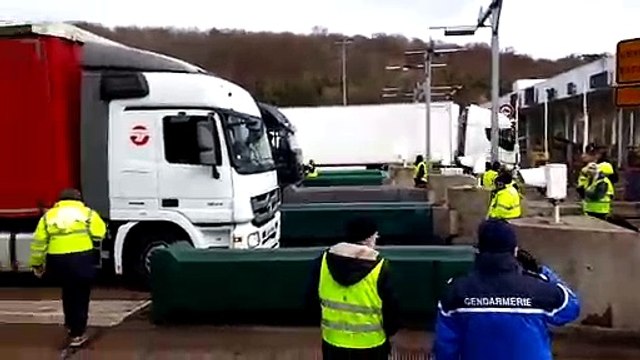 Les gilets jaunes bloquent les poids-lourds au péage de Saint-Maurice sur l'A36