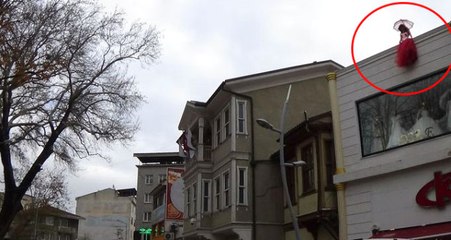 Gelinlikçinin Çatıya Koyduğu Manken, Yoldan Geçenlerin Yüreğini Ağzına Getiriyor
