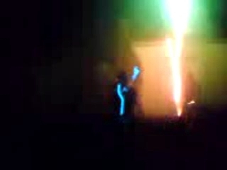 jongler sous un feu d'artifice