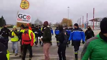 Les anti-GCO évacués du péage de Scwindratzheim par les gendarmes.