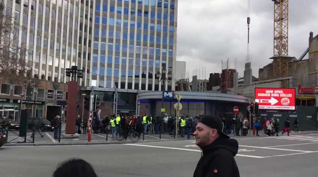 Les Gilets jaunes sont présents Porte de Namur ce samedi 8 décembre