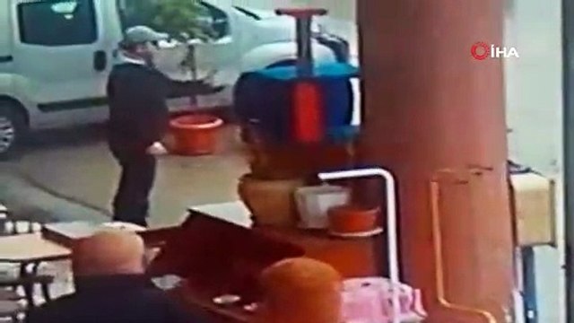 Kız arkadaşına kızdı, bıçağı boğazına dayadı...