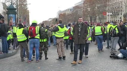 Sarı Yelekliler Macron'un İstifasını İstiyor- Paris'te Beklenen 'Şiddetli' Protestolar Başladı