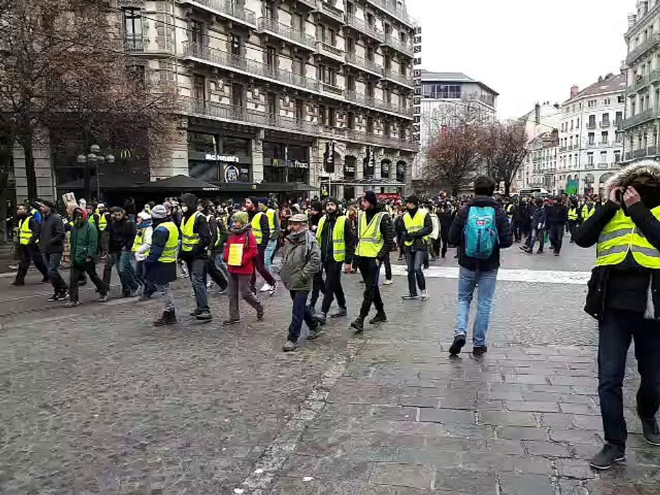 Grenoble : le cortège Gilets jaunes avance vers la Porte de France