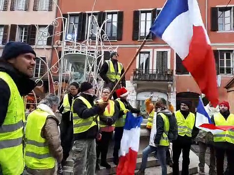 Gilets jaunes : une Marseillaise entonnée place du palais de justice à Chambéry