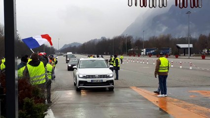 Une centaine de Gilets jaunes tiennent le péage de Sainte-Hélène-sur-Isère, sur l'A43.
