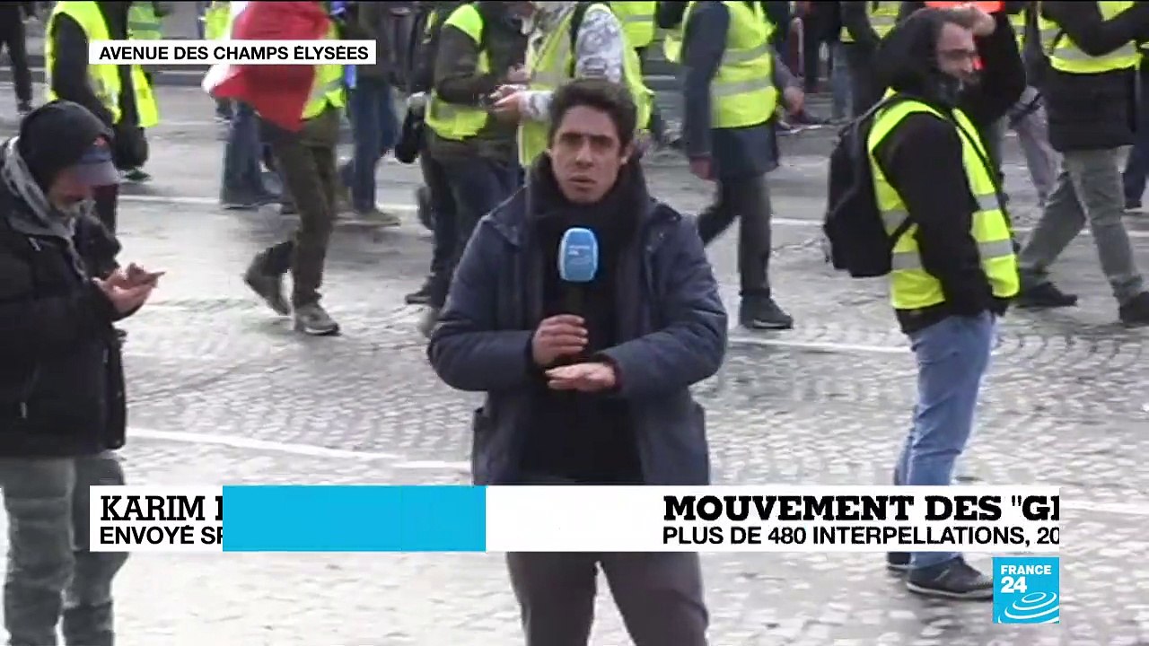Mouvement des #GiletsJaunes : "Les CRS et les gendarmes mobiles sont en train de charger"
