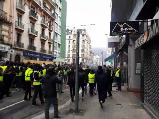 Gilets jaunes : regain de tension cours Berriat à Grenoble