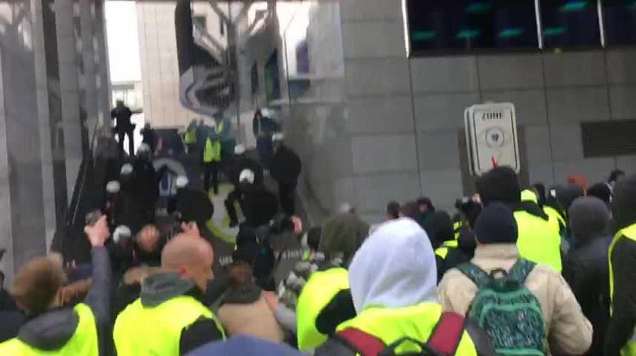 Premières échauffourées et confrontations entre les Gilets jaunes et les policiers