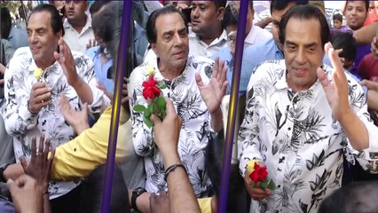 Dharmendra celebrates his birthday with his FANS; Watch Video | FilmiBeat