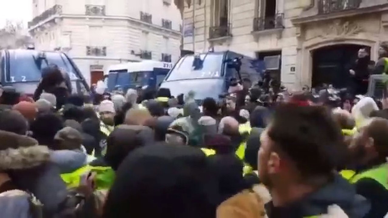 Cuarto sábado de protestas de los 'chalecos amarillos' en París.