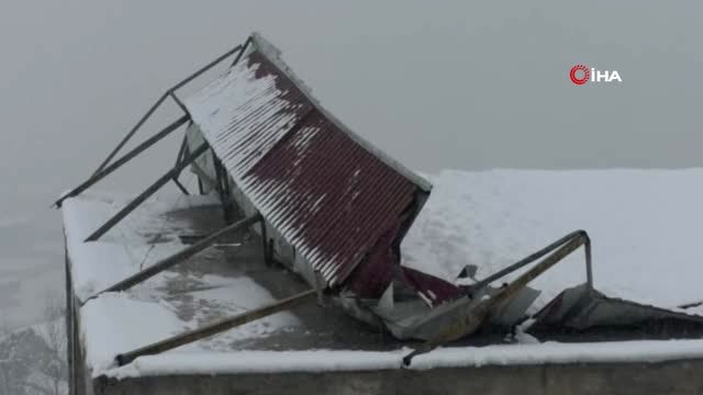 Karın Ağırlığına Dayanamayan Çatı Çöktü