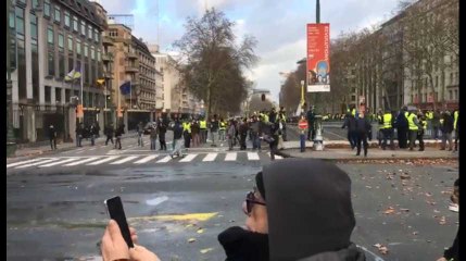 Les Gilets jaunes lancent des projectiles sur les policiers