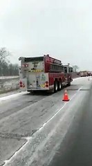 Un camion glisse sur une route verglacée