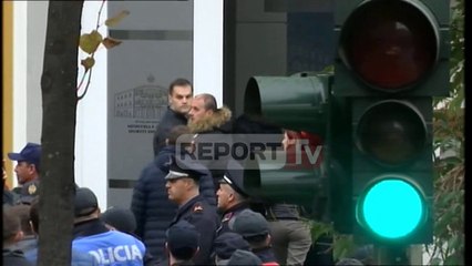 Report TV - Nikolla kalon mes turmës së studentëve protestues dhe hyn në ministri