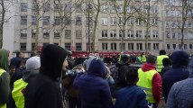 Gilets jaunes: la police a chargé en direction des manifestants depuis Trône