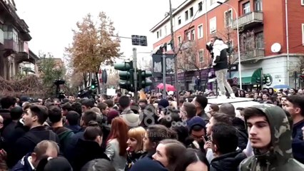 Ora News - Studentët vijojnë rezistencën para Ministrisë së Arsimit, refuzojne ministren