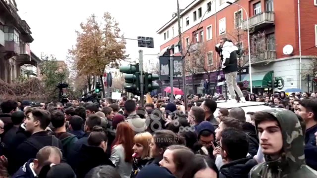 Ora News - Studentët vijojnë rezistencën para Ministrisë së Arsimit, refuzojne ministren