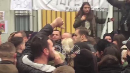 Ora News - Studentët refuzojnë ministren me vuvuzela e duke e thirrrur: Turp! Trup!