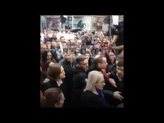 Report TV - Ministrja Nikolla hyn mes turmës e rrethuar me truproja, studentët e qëllojnë me bidon