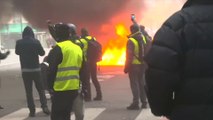 Des véhicules ont été incendiés par des casseurs sur le boulevard de Courcelles