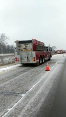 Un camion glisse sur une route verglacée