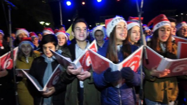 Άναψε το Χριστουγεννιάτικο δέντρο στη Λαμία με τους STAVENTO