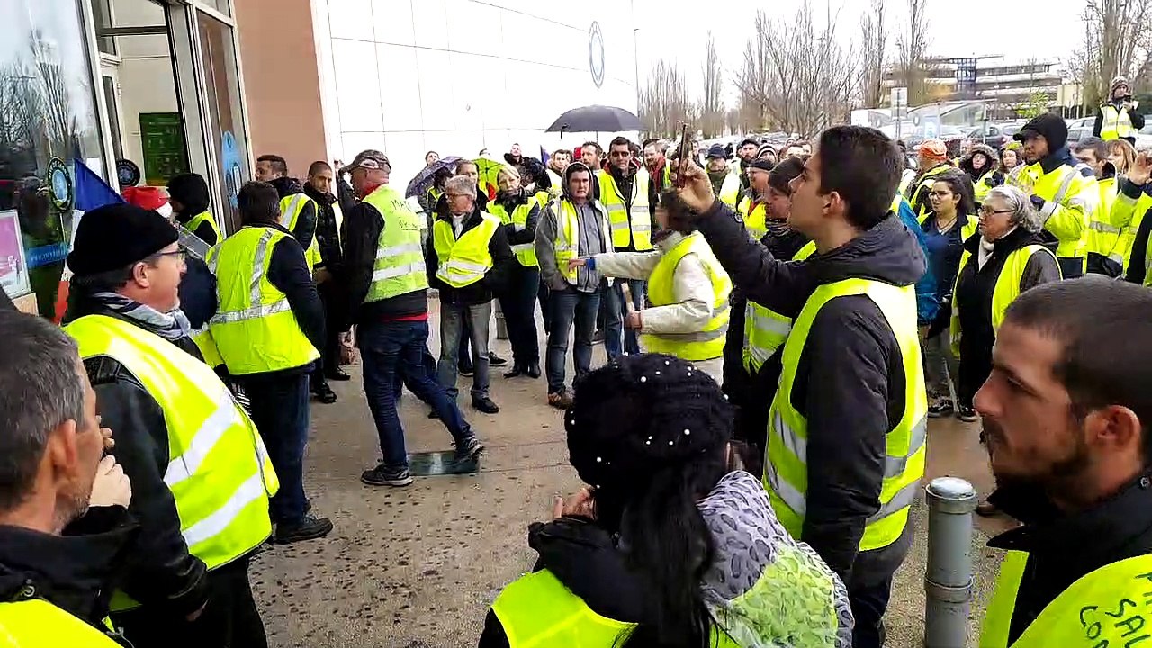 Mâcon : les Gilets jaunes entonnent la Marseillaise devant Auchan