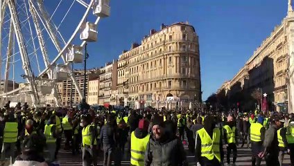 Marseille : des projectiles lancés sur les CRS qui entourent les gilets jaunes sur le Vieux-Port