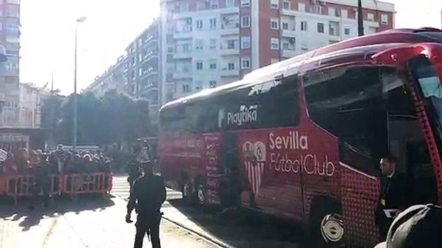 Llegada del Sevilla entre pitos a Mestalla para jugar ante el Valencia CF
