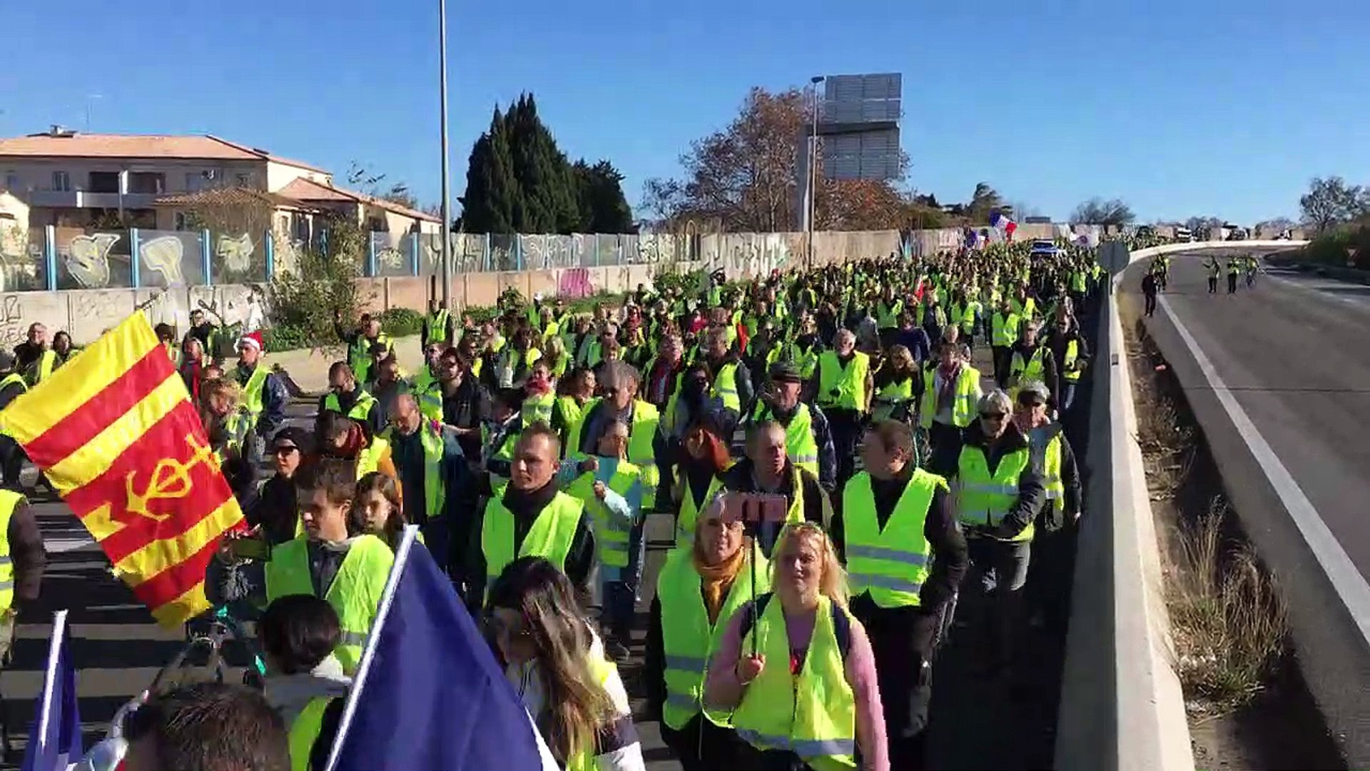 Arles : les gilets jaunes arrivent au Vittier - Vidéo Dailymotion